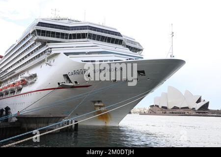 Kreuzfahrtschiff mit Karneval-Pracht am Overseas Passenger Terminal in Sydney, Australien Stockfoto
