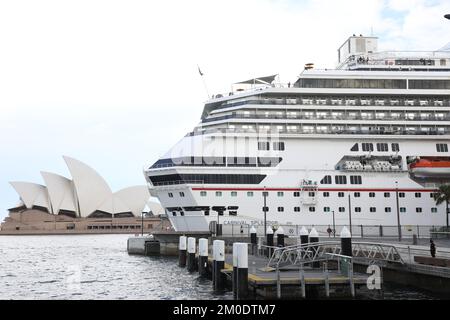 Kreuzfahrtschiff mit Karneval-Pracht am Overseas Passenger Terminal in Sydney, Australien Stockfoto