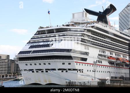 Kreuzfahrtschiff mit Karneval-Pracht am Overseas Passenger Terminal in Sydney, Australien Stockfoto