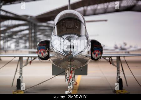 Ein T-38C Talon wartet am 03. November auf der Flugleitung am Luftwaffenstützpunkt Vance, Okla. Das T-38 wird vom Air Education and Training Command verwendet, um erstklassige Piloten für das Fliegen von Front-Kampfflugzeugen und Bomberflugzeugen zu trainieren. (USA Air Force Foto von 2. LT. Jonathan Soferr) Stockfoto