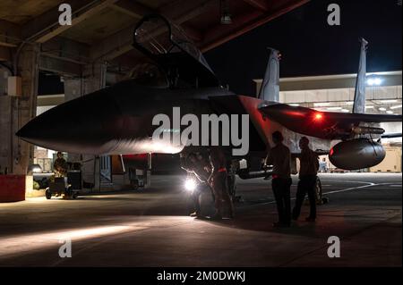 USA Die der 67. Aircraft Maintenance Unit zugeteilten Besatzungsleiter der Luftwaffe führen vor dem Start eines F-15C Eagle am Kadena Air Base, Japan, am 5. Dezember 2022 vor dem Flug Kontrollen durch. Kadenas Wartungsflugzeuge arbeiten rund um die Uhr, um sicherzustellen, dass die Anlagen des 18.. Flügels jederzeit einsatzbereit sind. (USA Air Force Foto von Senior Airman Jessi Roth) Stockfoto