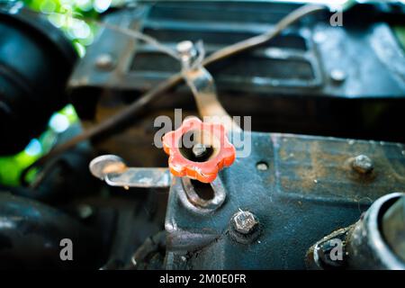 Das Gaspedal am Motoblock-Motor. Drehzahlregler für den Traktor, der hinter dem Traktor steht Stockfoto