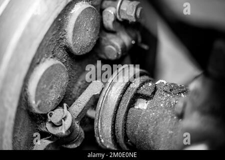 Nahaufnahme des Traktors mit Rollen-Rückstand. Alte Landmaschinen Stockfoto