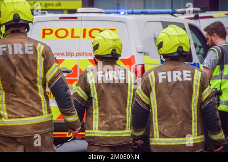 London, Großbritannien. 17.. Aug. 2022. Feuerwehrleute der Londoner Feuerwehr vor Ort, wo ein Feuer ausbrach, nahe der London Bridge Station. (Kreditbild: © Vuk Valcic/SOPA Bilder über ZUMA Press Wire) Stockfoto