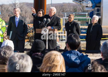 Büro des Administrators - Build America - Administrator Gina McCarthy, Vizepräsident Joe Biden und D.C. Bürgermeister Muriel Bowser besucht ein DC Clean Rivers Projekt und DC Kongressabgeordnete Eleanor Holmes Norton, Umweltschutzbehörde Stockfoto