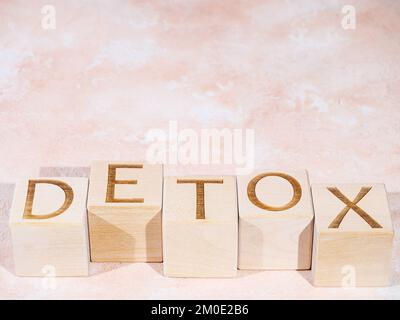 Holzwürfel mit dem Wort DETOX als Reinheitsbegriff Stockfoto