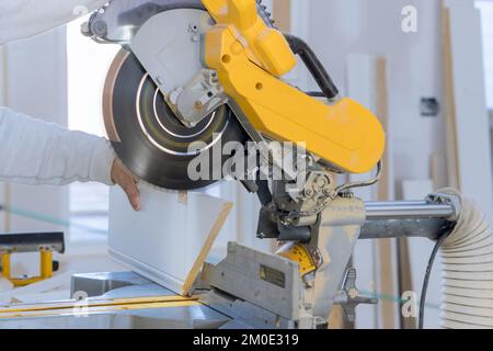 Zum Veredeln von Holzformplatten verwendet der Bauarbeiter eine Kreissäge, um den weichen Fokus zu schneiden Stockfoto