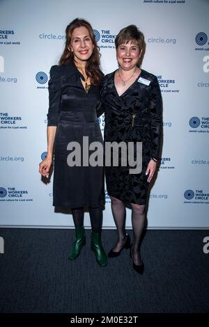 NEW YORK, NEW YORK - 05. DEZEMBER: Jessica Hecht und Ann Tobak nehmen am 05. Dezember 2022 in New York City am 2022 Workers Circle Benefit auf der Tribeca 360 Teil. Stockfoto