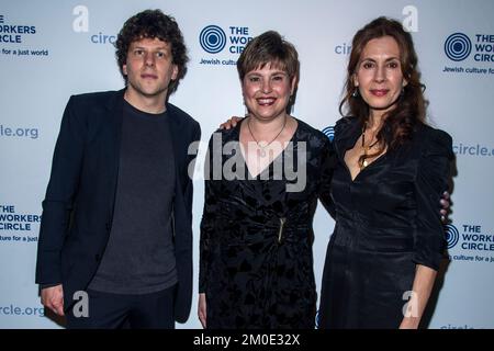 NEW YORK, NEW YORK - DEZEMBER 05: Jesse Eisenberg, Ann Tobak und Jessica Hecht nehmen am 05. Dezember 2022 in New York City am 2022 Workers Circle Benefit auf der Tribeca 360 Teil. Stockfoto