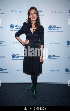 NEW YORK, NEW YORK - 05. DEZEMBER: Jessica Hecht nimmt am 05. Dezember 2022 an der 2022 Workers Circle Benefit auf der Tribeca 360 in New York City Teil. Stockfoto