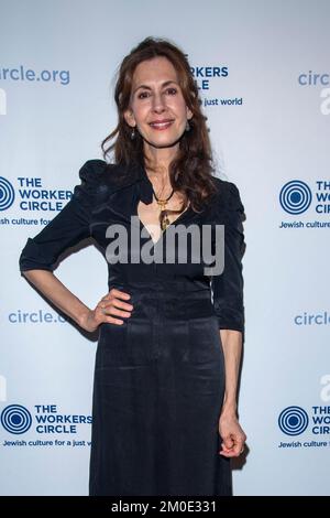 NEW YORK, NEW YORK - 05. DEZEMBER: Jessica Hecht nimmt am 05. Dezember 2022 an der 2022 Workers Circle Benefit auf der Tribeca 360 in New York City Teil. Stockfoto