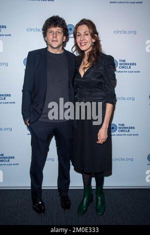 NEW YORK, NEW YORK - DEZEMBER 05: Jesse Eisenberg und Jessica Hecht nehmen am 05. Dezember 2022 in New York City an der 2022 Workers Circle Benefit auf der Tribeca 360 Teil. Stockfoto