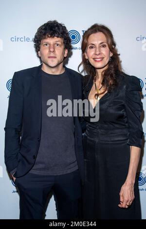 NEW YORK, NEW YORK - DEZEMBER 05: Jesse Eisenberg und Jessica Hecht nehmen am 05. Dezember 2022 in New York City an der 2022 Workers Circle Benefit auf der Tribeca 360 Teil. Stockfoto