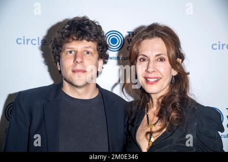 NEW YORK, NEW YORK - DEZEMBER 05: Jesse Eisenberg und Jessica Hecht nehmen am 05. Dezember 2022 in New York City an der 2022 Workers Circle Benefit auf der Tribeca 360 Teil. Stockfoto