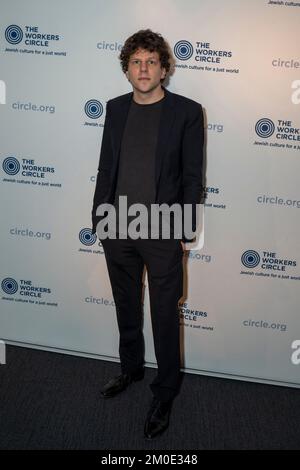 NEW YORK, NEW YORK - DEZEMBER 05: Jesse Eisenberg nimmt am 05. Dezember 2022 an der 2022 Workers Circle Benefit auf der Tribeca 360 in New York City Teil. Stockfoto