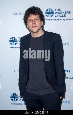 NEW YORK, NEW YORK - DEZEMBER 05: Jesse Eisenberg nimmt am 05. Dezember 2022 an der 2022 Workers Circle Benefit auf der Tribeca 360 in New York City Teil. Stockfoto