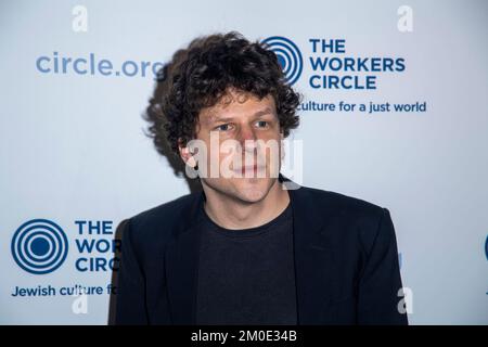 NEW YORK, NEW YORK - DEZEMBER 05: Jesse Eisenberg nimmt am 05. Dezember 2022 an der 2022 Workers Circle Benefit auf der Tribeca 360 in New York City Teil. Stockfoto