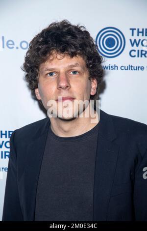 NEW YORK, NEW YORK - DEZEMBER 05: Jesse Eisenberg nimmt am 05. Dezember 2022 an der 2022 Workers Circle Benefit auf der Tribeca 360 in New York City Teil. Stockfoto