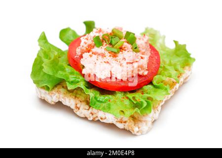 Reiskuchen-Sandwich mit Tomaten, Salat, Fischcreme und grünen Zwiebeln - isoliert auf Weiß. Einfaches Frühstück. Diät-Essen. Schnelle und gesunde Sandwiches. Knäckebrot mit leckerer Füllung - Isolation Stockfoto