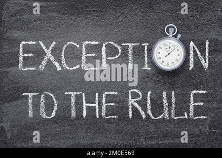 Ausnahme vom Regelsatz auf der Tafel mit klassischer präziser Stoppuhr Stockfoto
