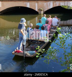 Touristen während einer Bootsfahrt auf dem Fluss Lauch in der französischen Altstadt von Colmar Stockfoto