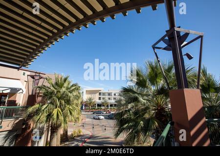 Palm Desert, Kalifornien, USA - 1. Januar 2022: Morgensonne erleuchtet das Einkaufsviertel von Palm Desert. Stockfoto