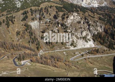 Schmale Asphaltstraße am sonnigen Herbsttag in den italienischen Dolomiten Stockfoto