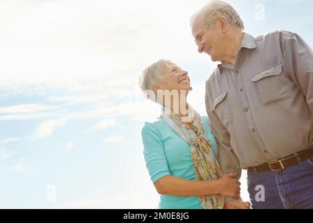 Ich liebe dich, Liebling. Zugeschnittenes Bild eines erwachsenen Ehepaares, das sich anschaut mit Kopierraum. Stockfoto