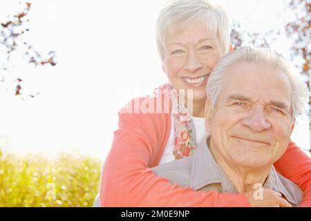 Ich liebe diesen Moment. Bild einer erwachsenen Frau, die ihren Mann umarmt. Stockfoto