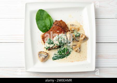 Rinderfilet mit Pilzsauce auf weißem Teller Stockfoto