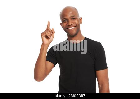 Zusammen können wir die Nummer eins sein. Studio-Porträt eines gutaussehenden afroamerikanischen Mannes, der nach oben zeigt, isoliert auf Weiß. Stockfoto