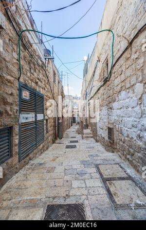 Jerusalem, Israel - 12. Oktober 2022: Kleine alte Straßen in Jerusalem Stockfoto