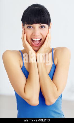 Ich kann es nicht glauben. Überraschte junge Frau, die aufgeregt aussieht - Porträt. Stockfoto