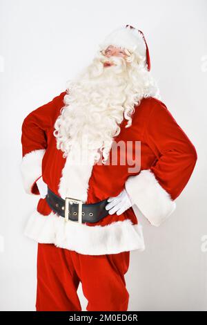 Er Traditioneller Weihnachtsmann, der einen großen Ho-Ho-Ho-Bauch lacht - isoliert auf Weiß. Stockfoto