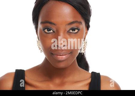 Natürliche Schönheit im Fokus. Junge Afrikanerin isoliert auf weißem Kopf- und Schulterporträt. Stockfoto