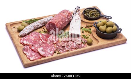Spanische, dünne, getrocknete Salami-Wurst von Fuet auf Holzschneidbrett isoliert auf weißem Hintergrund Stockfoto