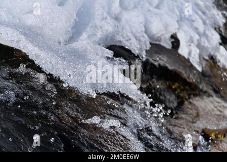 Eisbildung um einen kleinen Wasserfall auf dem Mt Rose Submit Trail. Stockfoto