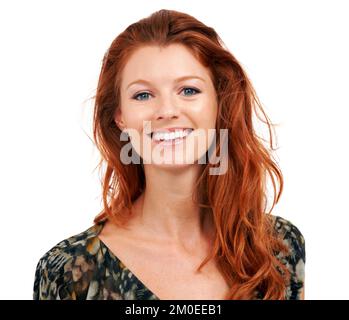Anmutiges Selbstvertrauen. Wunderschöne rothaarige Frau, die selbstbewusst in die Kamera lächelt, isoliert auf weißem Kopierraum. Stockfoto