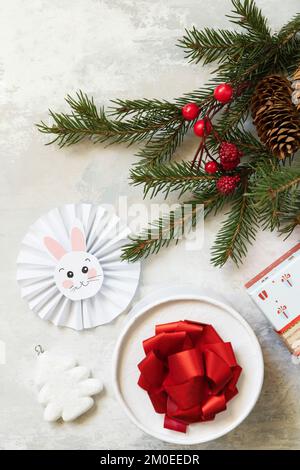 Weihnachtsbaum, Geschenkboxen und Symbol des Jahres Mond, chinesischer Kalender, Jahr des Hasen. Frohe Weihnachten und frohe Feiertage Grußkarten Neujahr. Stockfoto