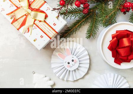 Frohe Weihnachten und frohe Feiertage Grußkarten Neujahr. Weihnachtsbaum, Geschenkboxen und Symbol des Jahres Mond, chinesischer Kalender, Jahr des Hasen. Stockfoto