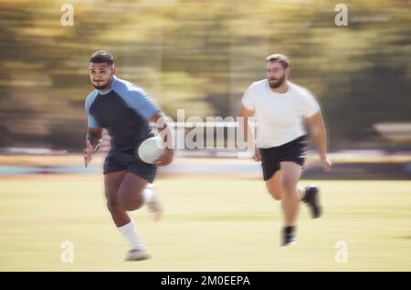 Ein Rugbyspieler mit gemischten Rassen läuft vor einem Gegner weg, während er versucht, während eines Rugby-Spiels draußen auf einem Feld einen Versuch zu erzielen. Hispanischer männlicher Athlet Stockfoto