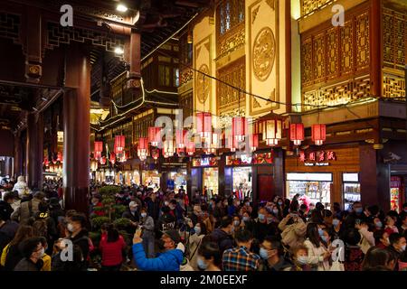 Shanghai, China: Chinesische beleuchtete Laternen hängen auf dem Yuyuan-Basar, während die Menschen die beleuchtete Umgebung während des chinesischen Neujahrs genießen. Stockfoto