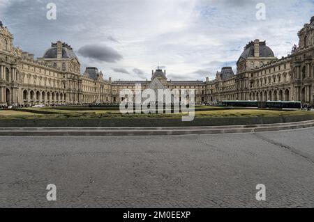 Die Pyramide des Louvre und die Vorderseite des Louvre Museums in Paris Stockfoto