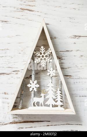 Weihnachtliche Einrichtung mit weißem Holzhintergrund. Blick von oben. Stockfoto