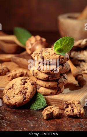 Frisch gebackene Schokoladenkekse mit Minze auf braunem Hintergrund. Stockfoto