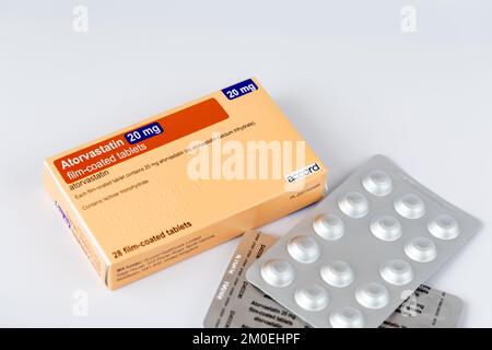 Faltschachtel und Blisterpackung mit 20 mg Atorvastatin-Statin zur Senkung des Cholesterins und zur Vorbeugung eines Herzinfarkts. Stockfoto