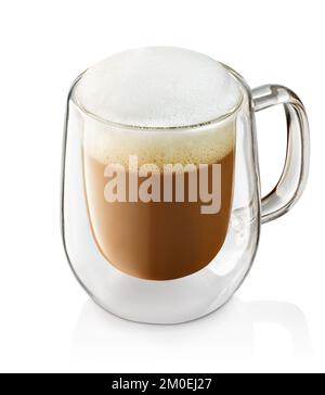 Cappuccino mit Milchschaum im Becher, isoliert auf weiß Stockfoto