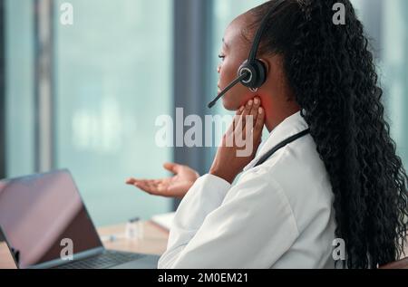 Medizinische Callcenter-Mitarbeiterin mit Halsschmerzen. afroamerikanischer Arzt, der in einem Call Center arbeitet. Roter Cgi-Schmerzfleck im Rachen des Arztes. Medizinisch Stockfoto