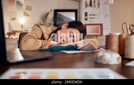 Müde, Design und eine Frau in Mode, die am Schreibtisch schläft, mit Burnout, Stress und kreativer Arbeit in der Boutique in der Nacht. Müdigkeit, Stress und Schneider Stockfoto