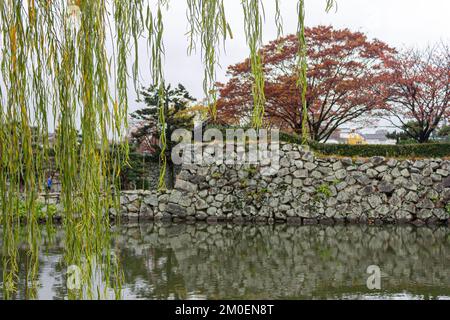 Himeji, Japan. Der Park und das Gelände des White Egret oder Heron Castle, ein Schlosskomplex aus der Azuchi Momoyama-Zeit und ein Weltkulturerbe Stockfoto